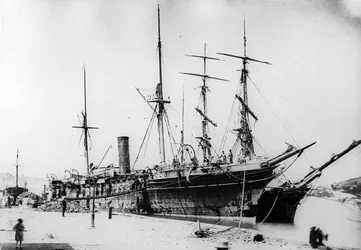 HMS Ebro à la station de charbonnage de Sainte-Lucie, vers 1880